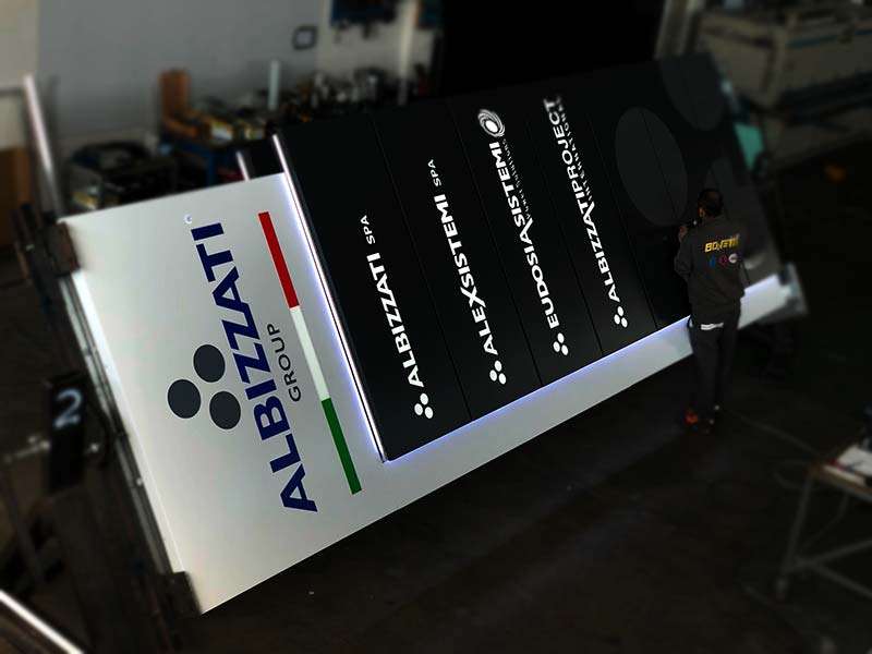 Totem con logo aziendale Albizzati a Milano