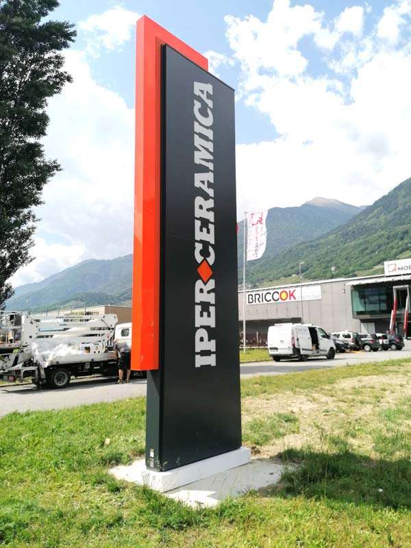 Totem aziendale a led Iperceramica a Sondrio