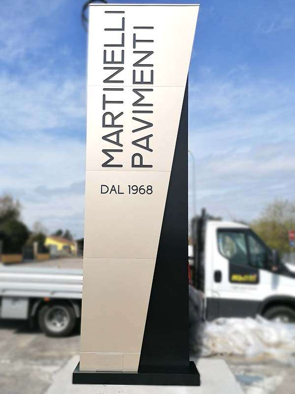 Totem design personalizzato Martinelli Pavimenti Mantova