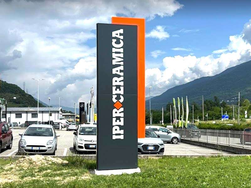 Totem pubblicitario personalizzato Iperceramica a Sondrio