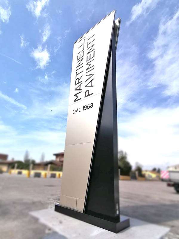 Totem aziendale per esterni Martinelli Pavimenti Mantova