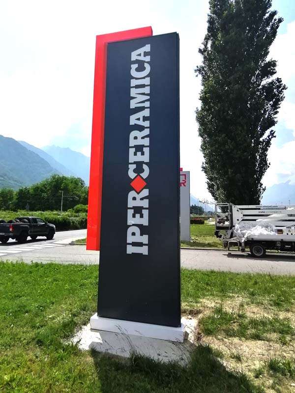 Installazione totem luminoso Iperceramica a Sondrio