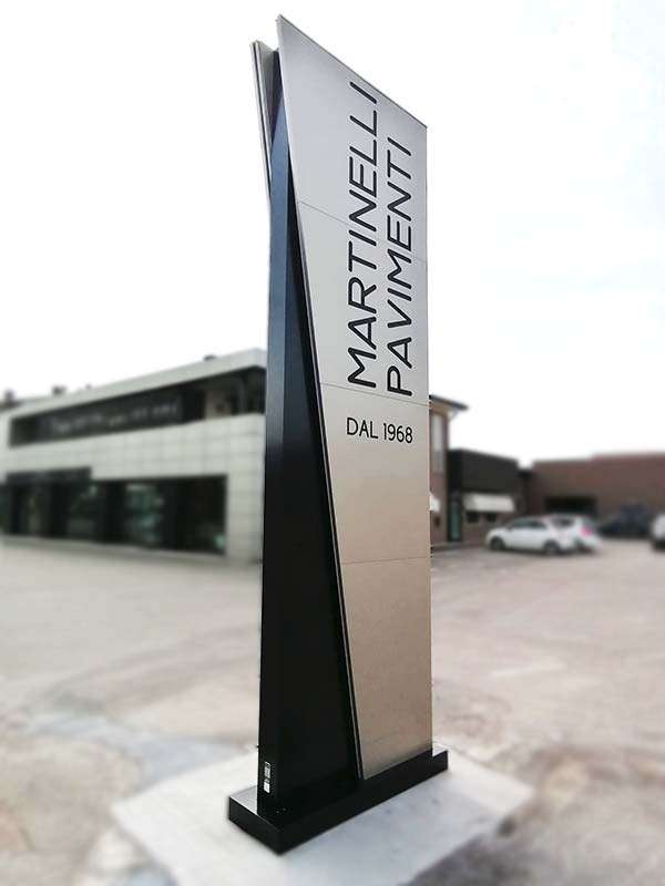 Totem pubblicitario personalizzato Martinelli Pavimenti Mantova