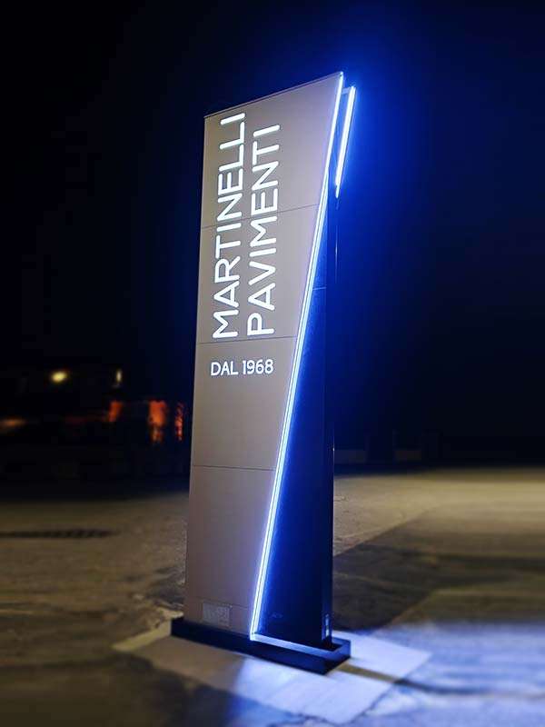 Totem luminoso per esterni Martinelli Pavimenti Mantova