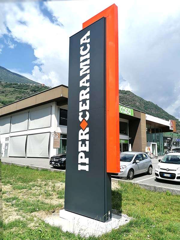 Totem pubblicitario luminoso Iperceramica a Sondrio