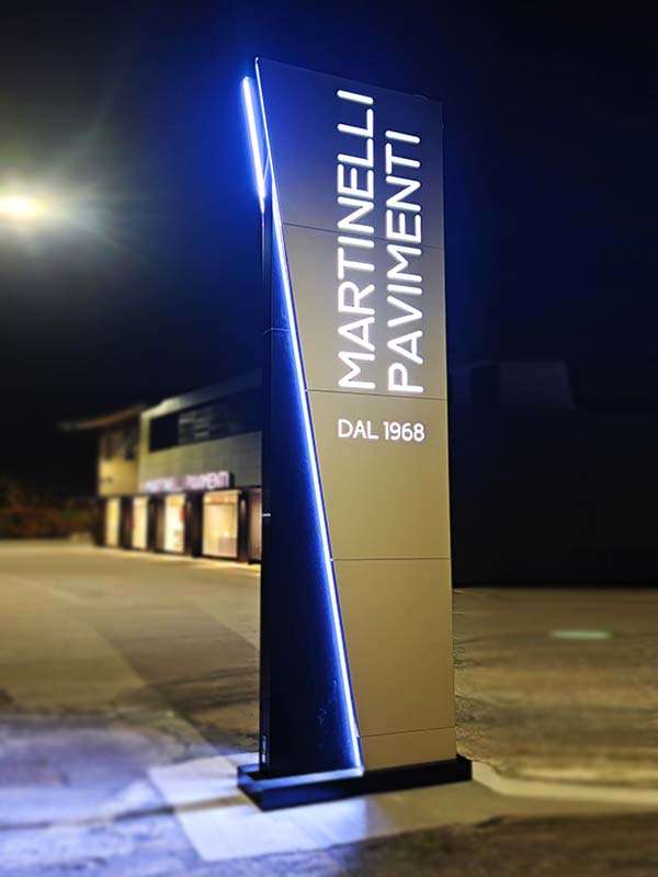 Totem pubblicitario luminoso Martinelli Pavimenti Mantova