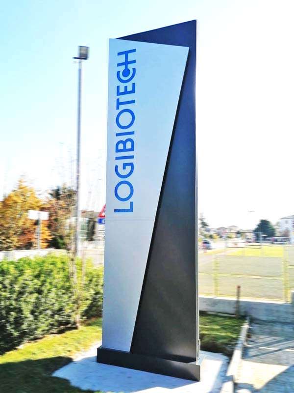 Totem aziendale luminoso Logibiotech a Piacenza