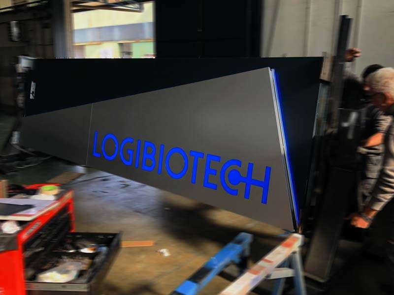 Realizzazione totem aziendale Logibiotech a Piacenza