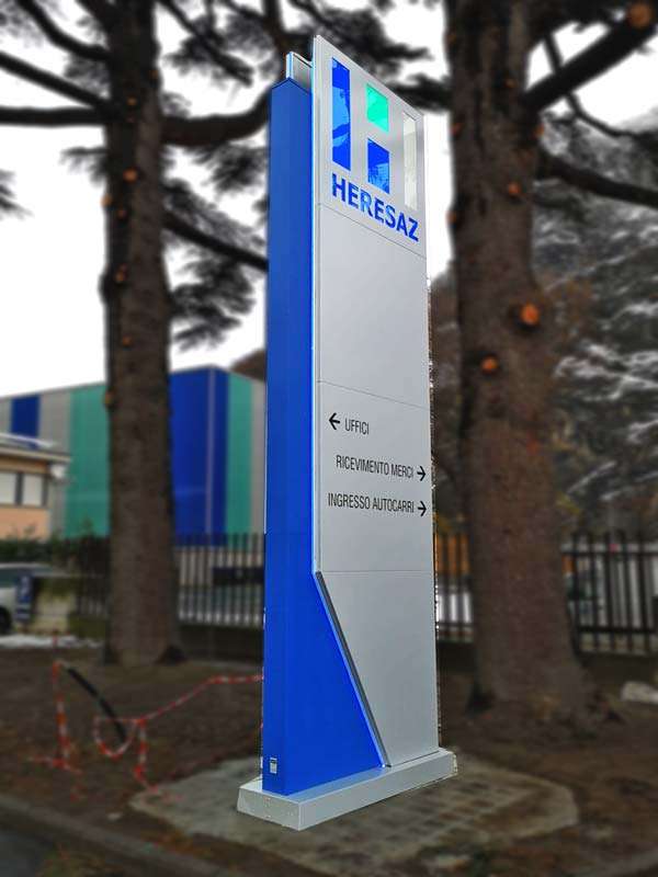 Totem personalizzato con logo Heresaz Aosta