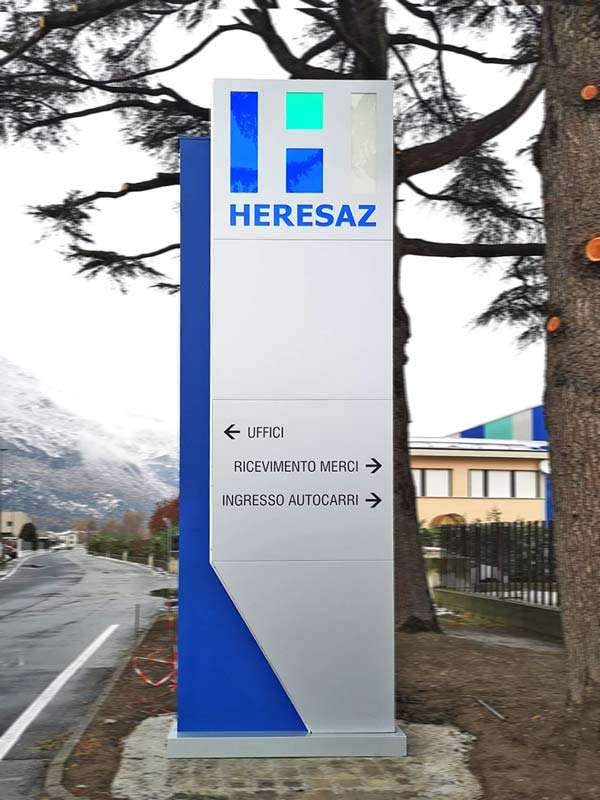 Totem bifacciale in alluminio per Heresaz ad Aosta