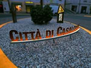 insegna-in-corten-e-totem-luminosi-per-rotatoria-casalgrande-tetra-automation