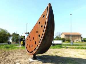 insegna-in-corten-traforato-lumnoso-per-rotatoria-novellara-azienda-agricola-bartoli