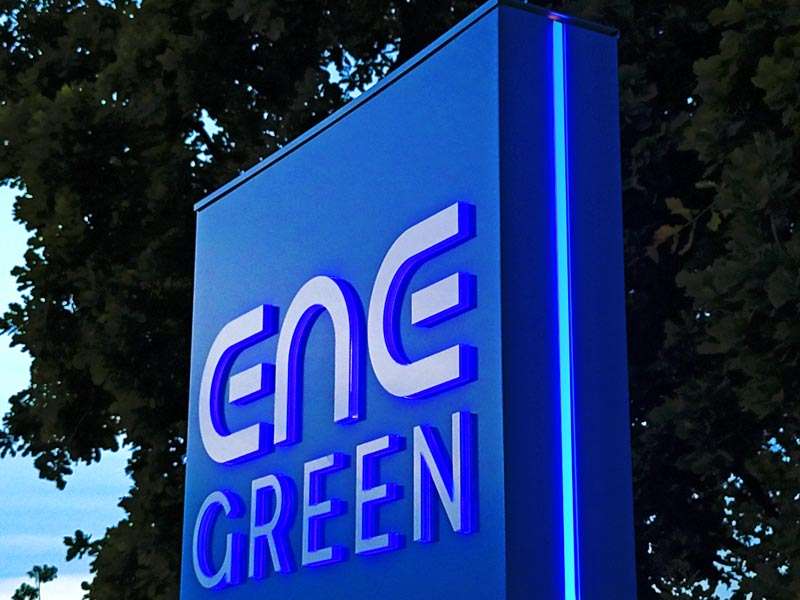 particolare-logo-totem-aziendale-ene-green-spa-milano