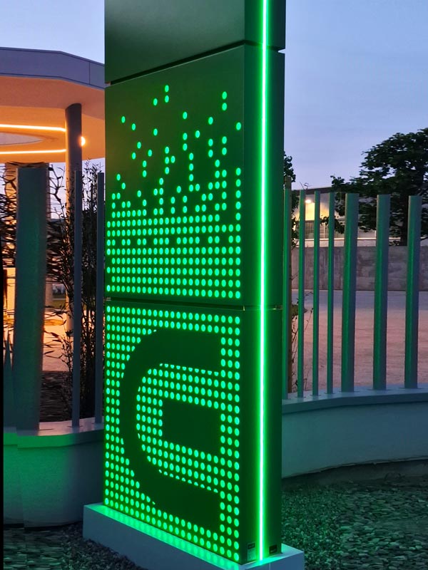 particolare-luminoso-totem-aziendale-design-ene-green-spa-milano