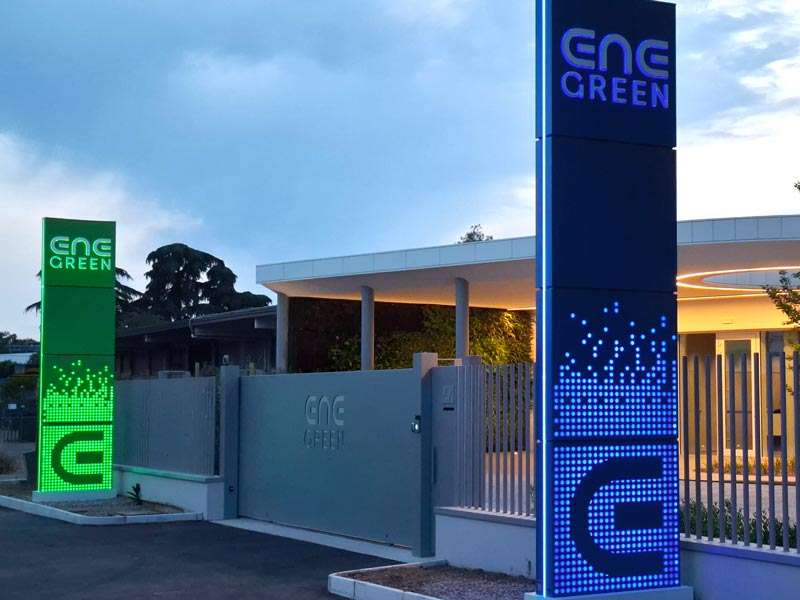 totem-modulari-a-led-ene-green-spa-milano